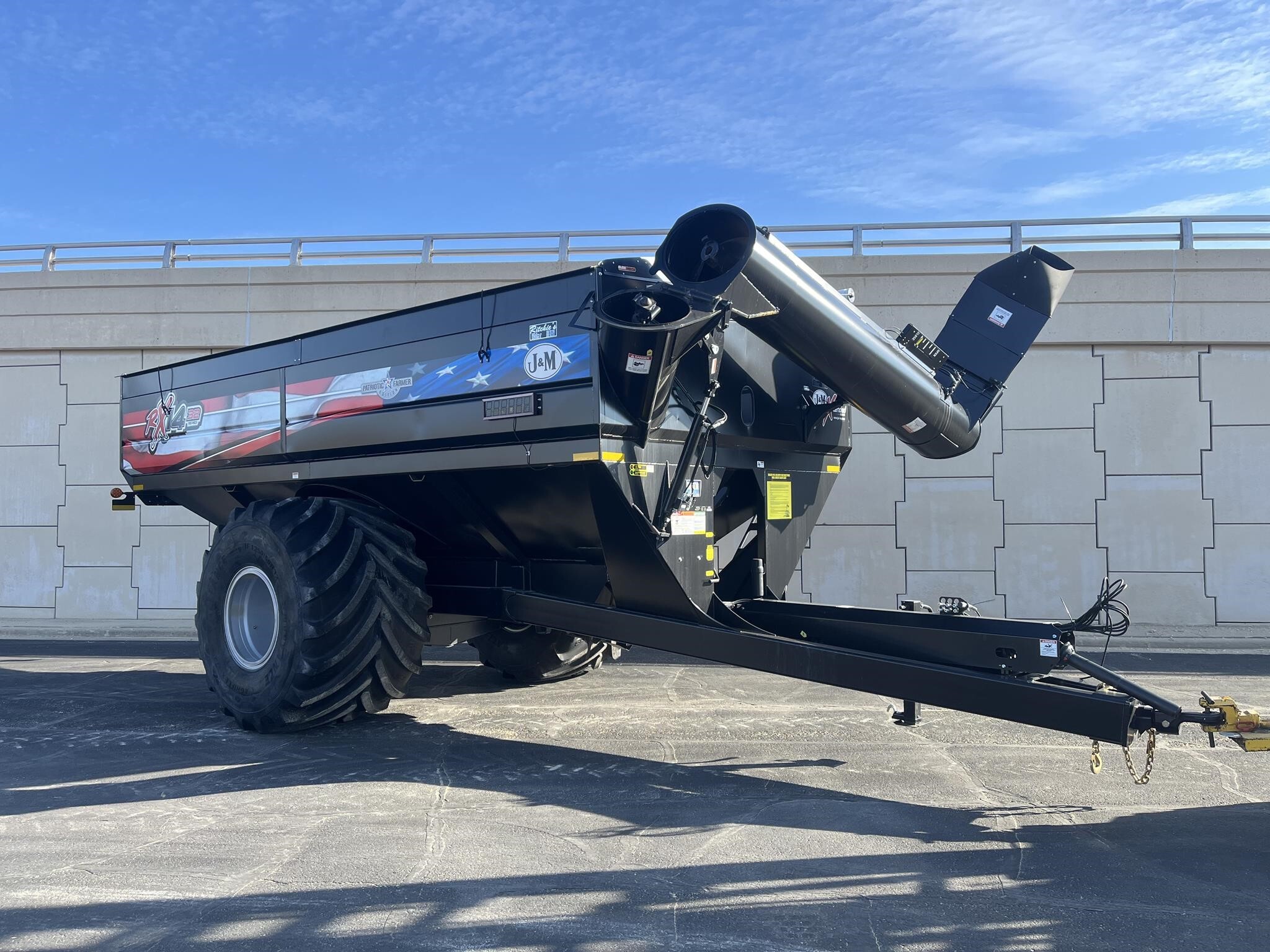 2023 J&M 1432-22S Grain Cart