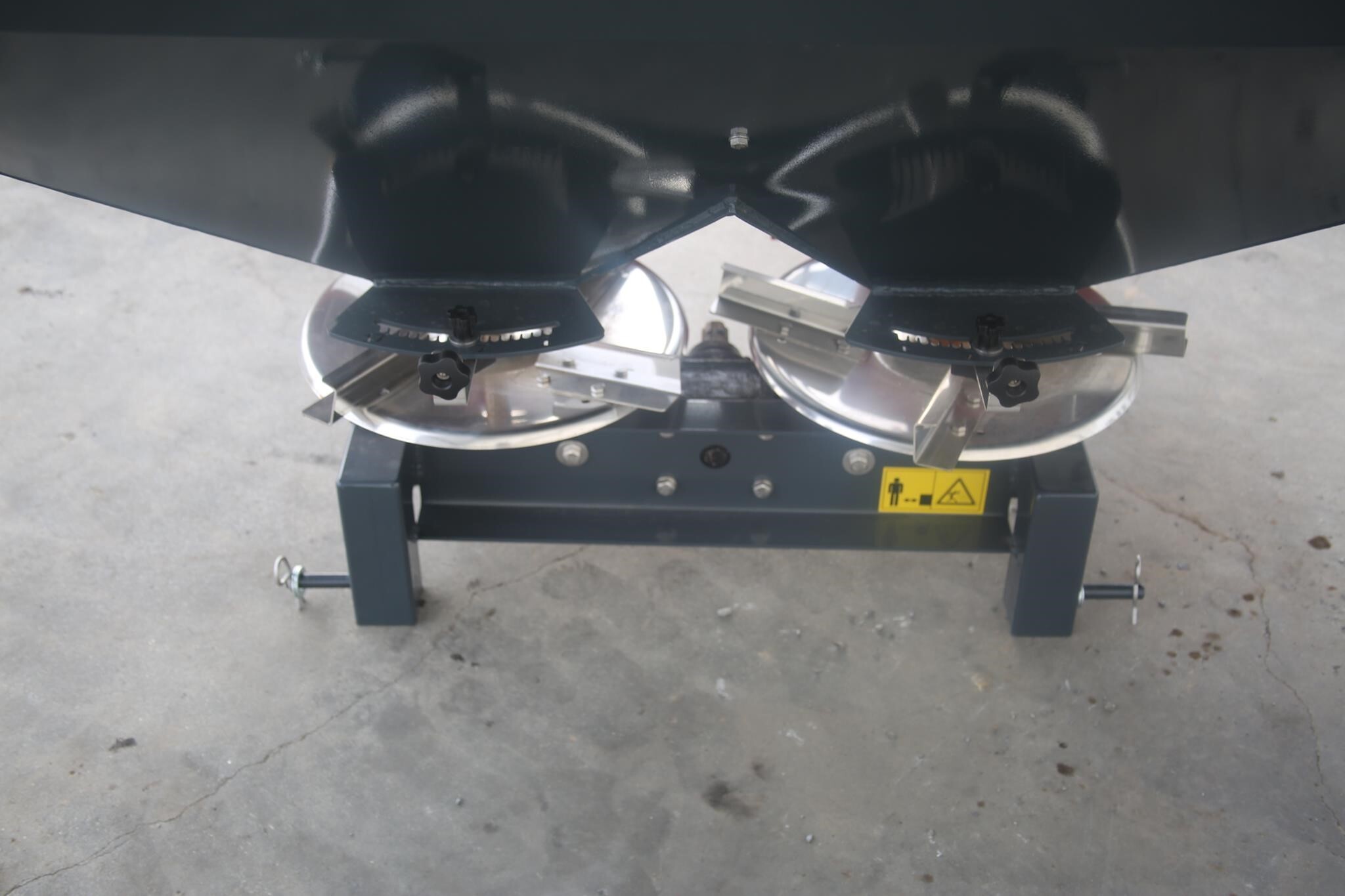 2025 BMC SYNTRA 1000 Pull-Type Fertilizer Spreader