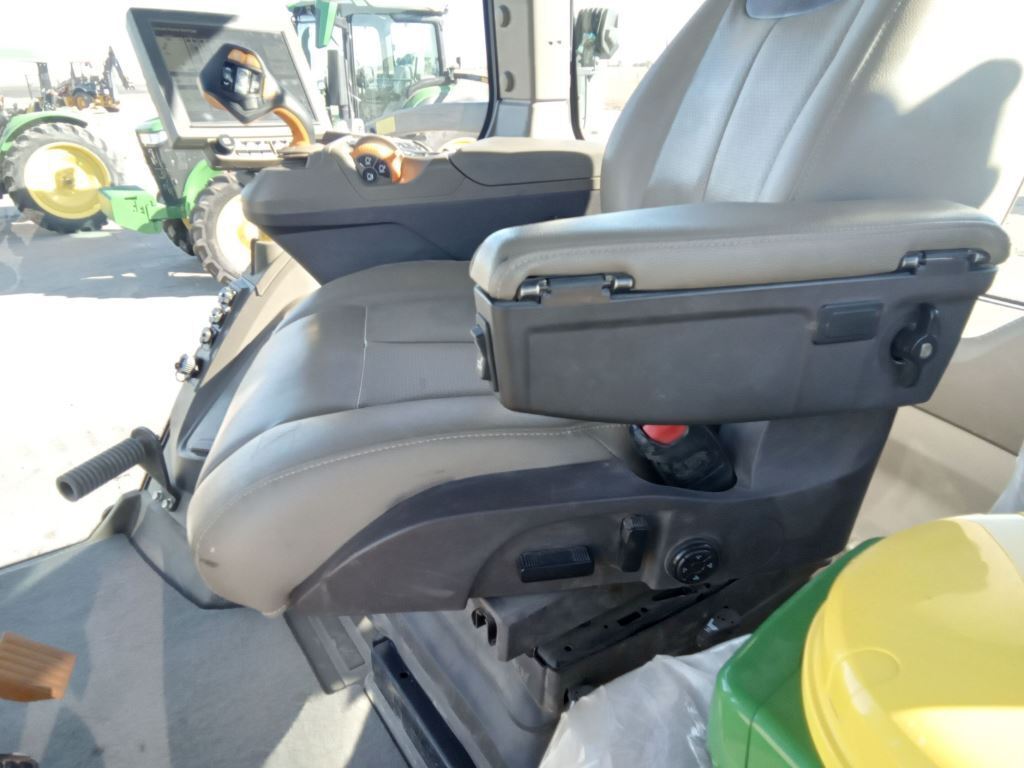 2022 John Deere 8RT 370 Tractor