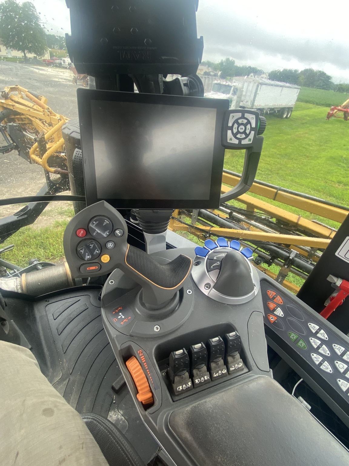 2018 ROGATOR RG1300C Self-Propelled Sprayer