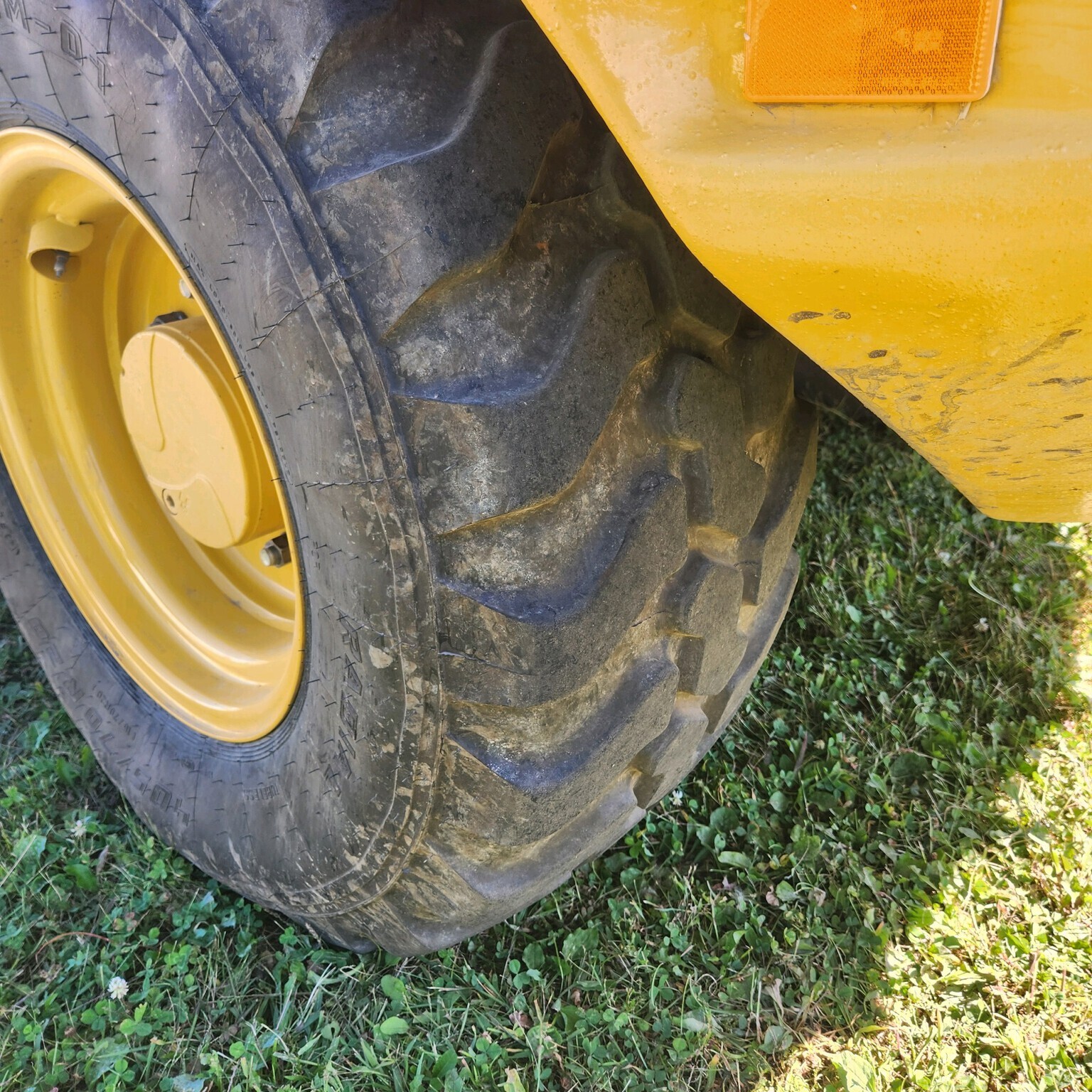 2023 John Deere 324L Front End Loader