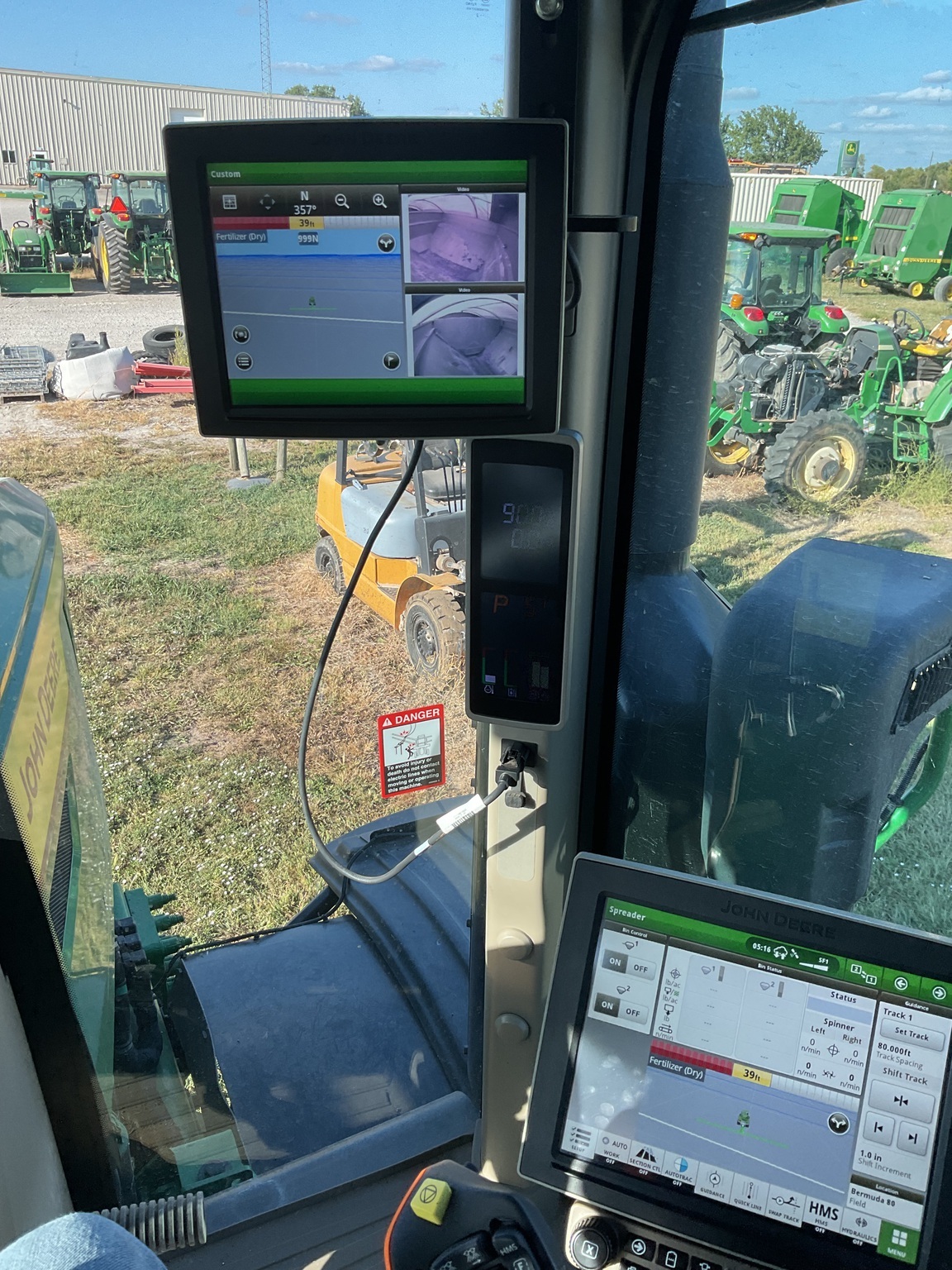 2022 John Deere 800R Self-Propelled Fertilizer Spreader