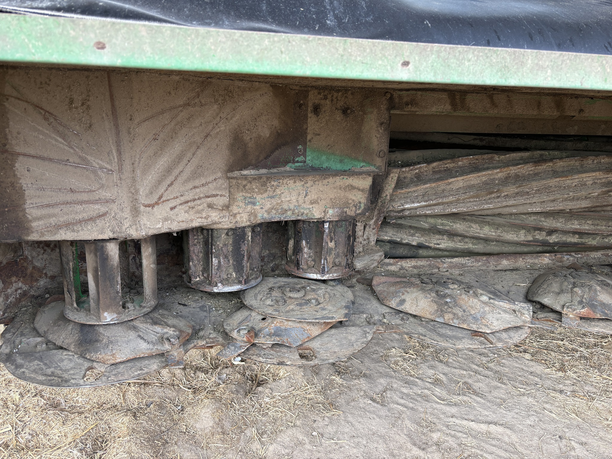 2011 John Deere R450 Self-Propelled Windrowers and Swather