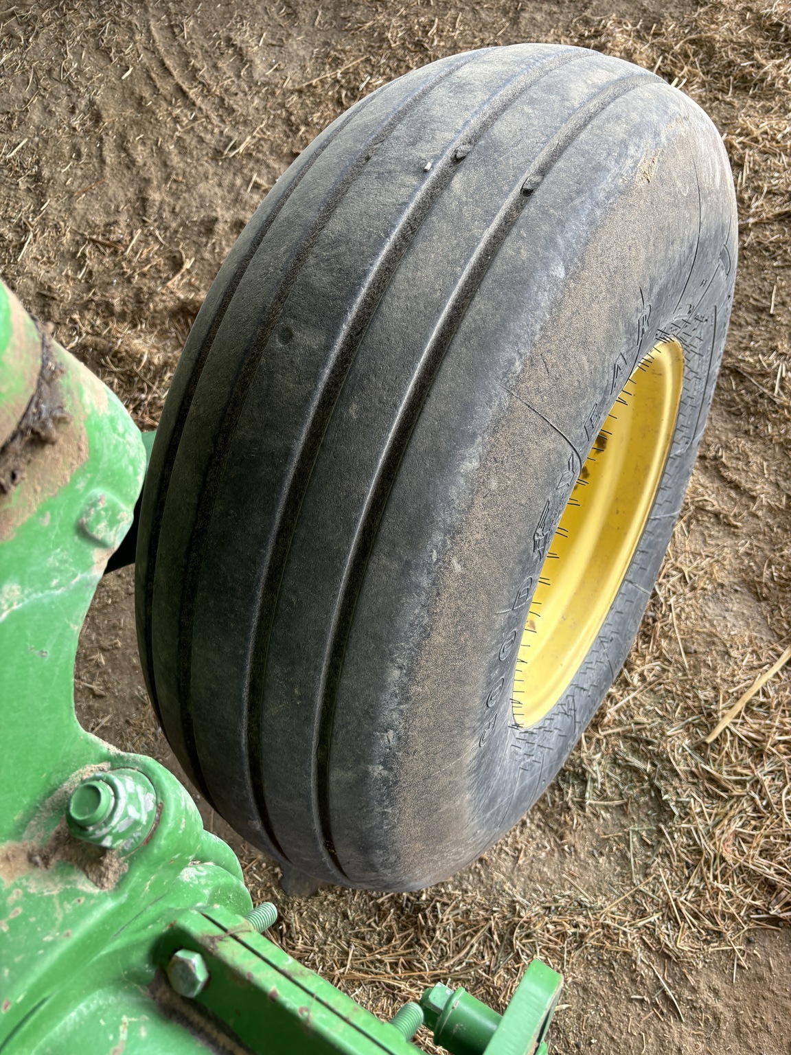 2011 John Deere R450 Self-Propelled Windrowers and Swather