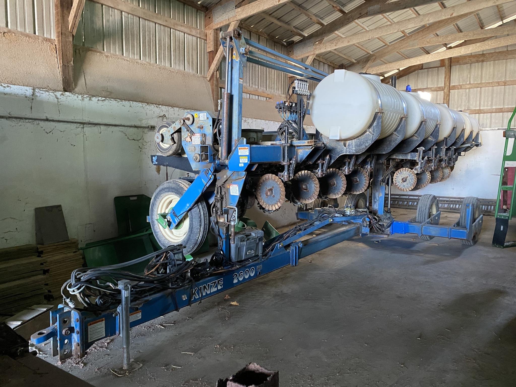  Kinze 2600 Planter