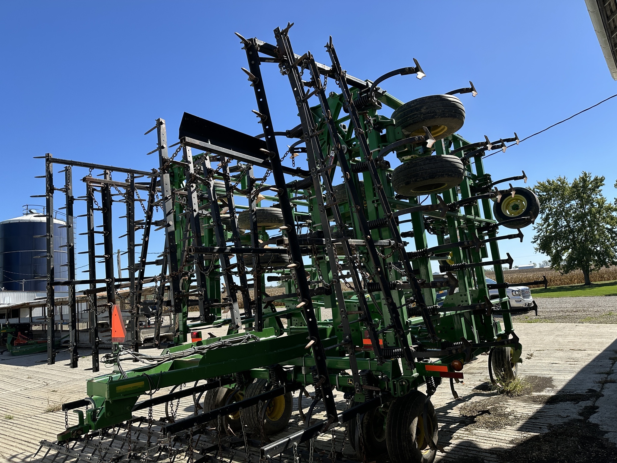 2014 John Deere 2210 Field Cultivator