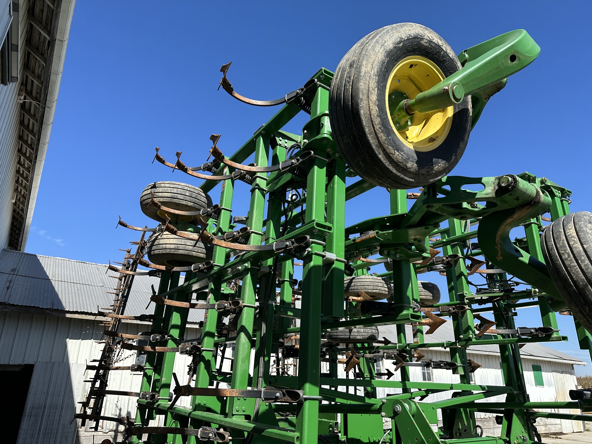 2014 John Deere 2210 Field Cultivator