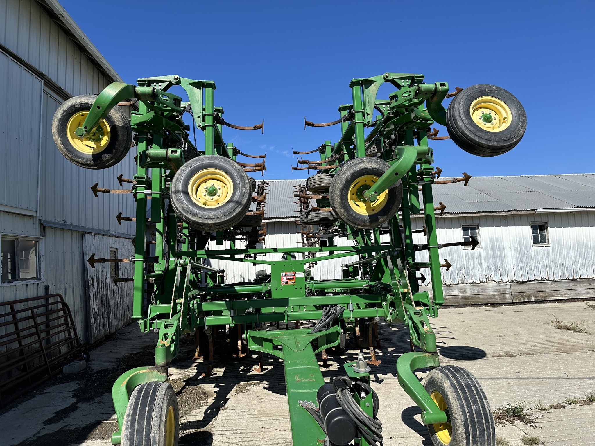 2014 John Deere 2210 Field Cultivator