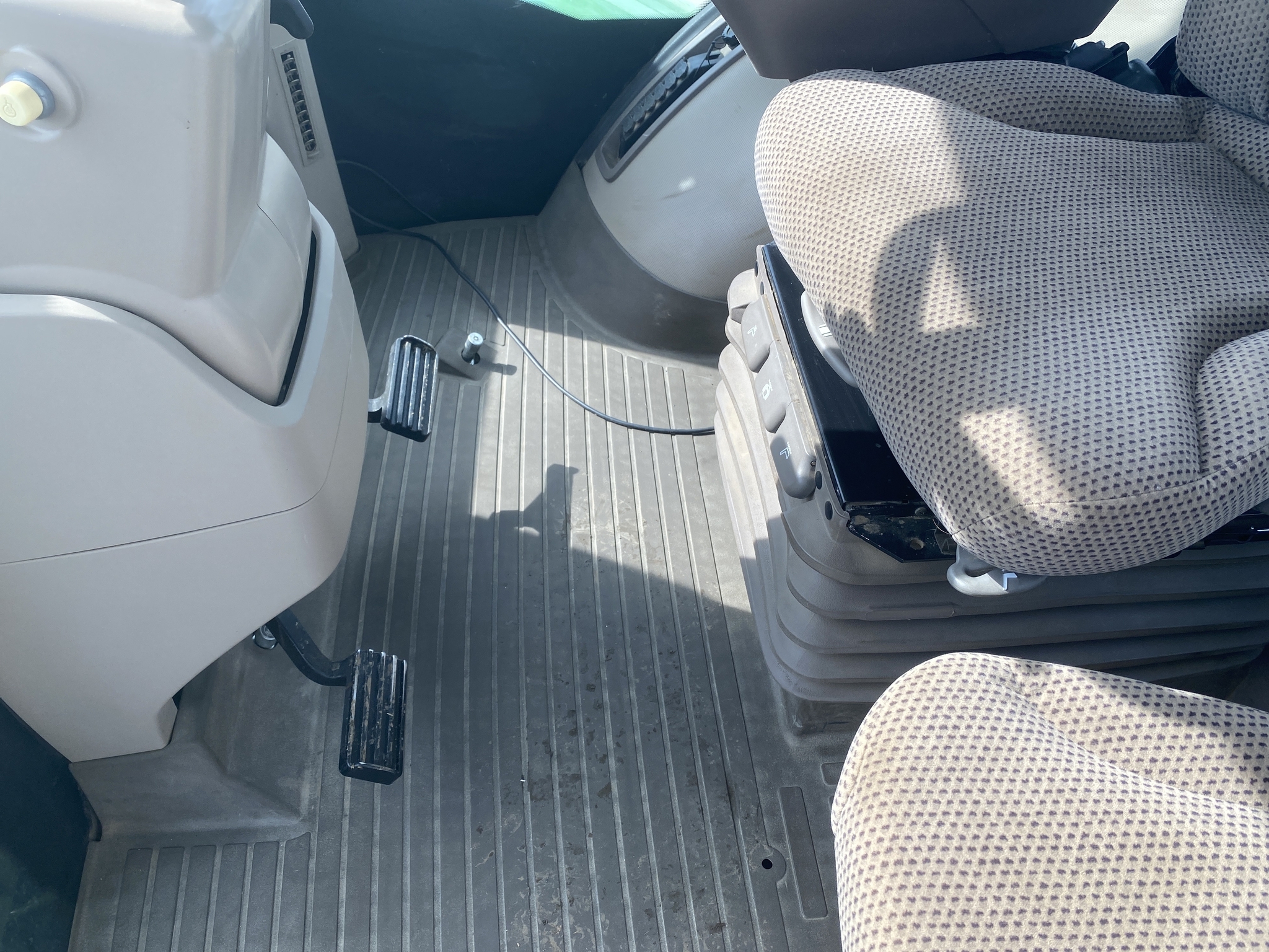 2015 John Deere 9520R Tractor