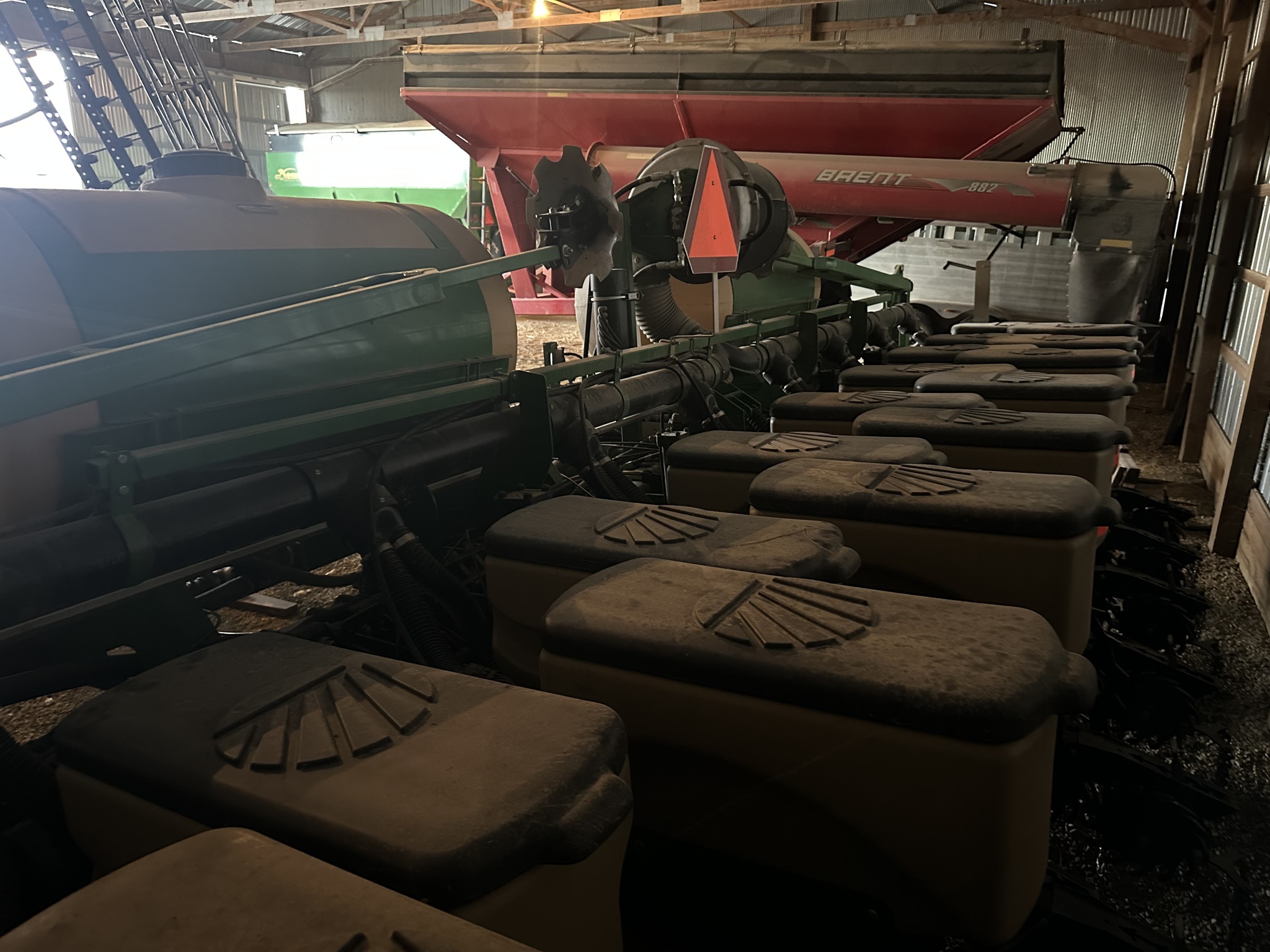 2010 Great Plains YP825A Planter