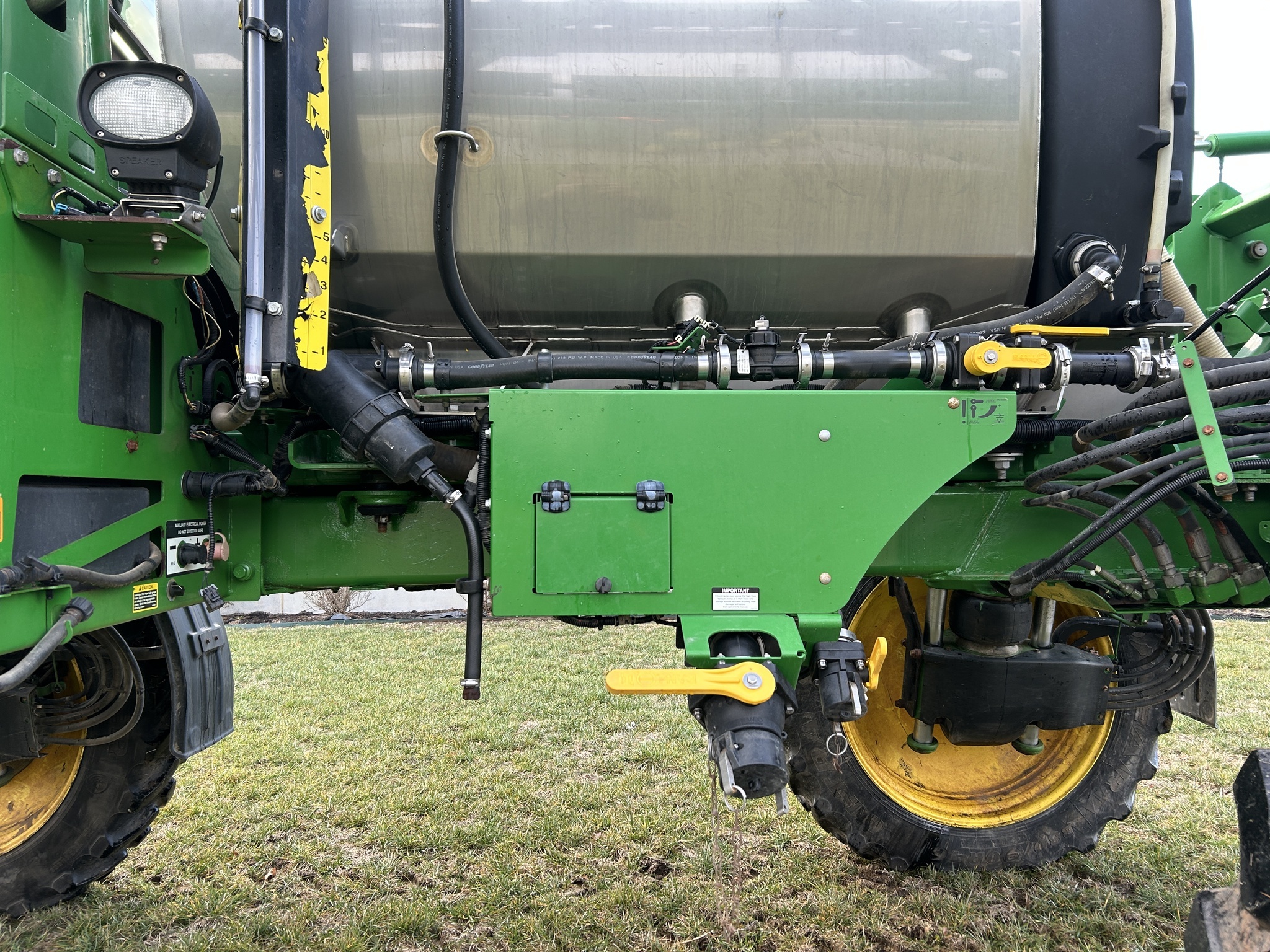 2015 John Deere R4038 Self-Propelled Sprayer