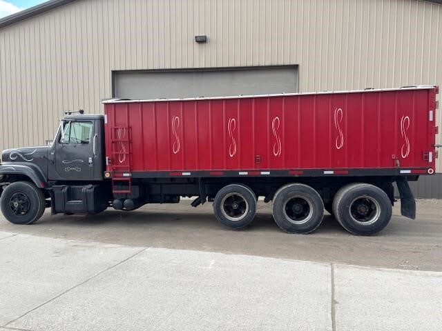 1982 International G2575 Semi Trucks/Trailer