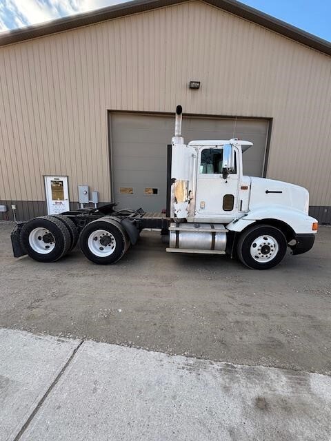 1995 International 9200 Semi Trucks/Trailer