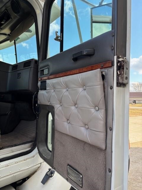 1995 International 9200 Semi Trucks/Trailer