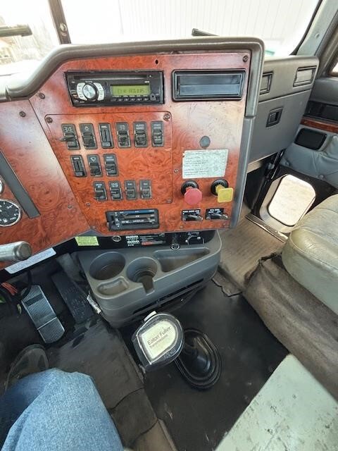 1995 International 9200 Semi Trucks/Trailer