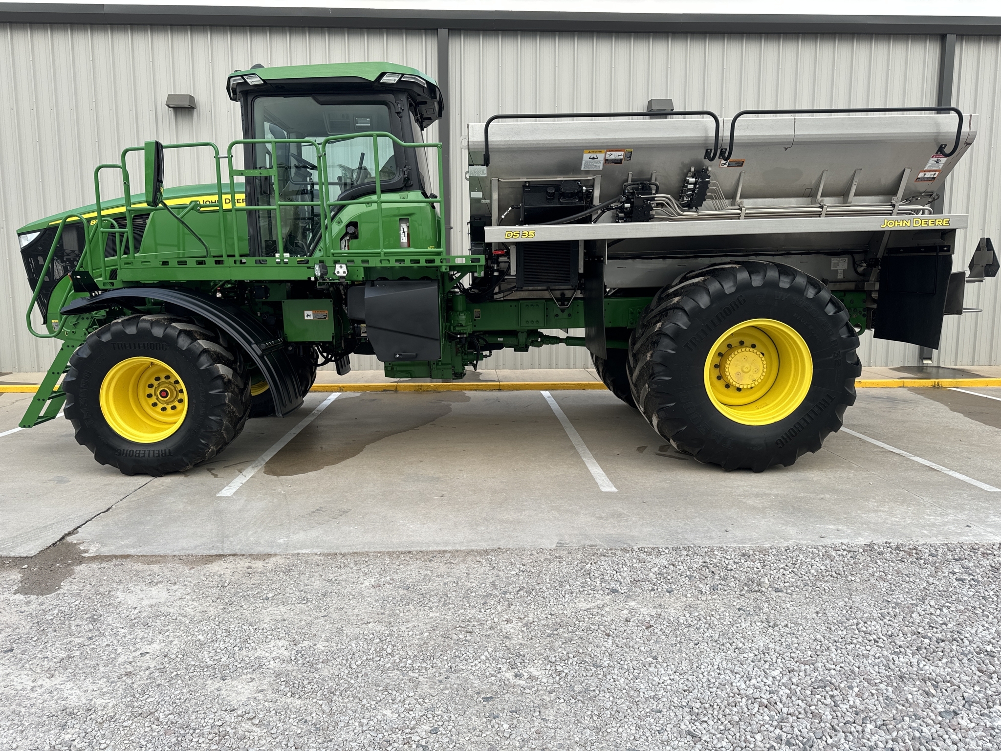 2023 John Deere 800R Self-Propelled Fertilizer Spreader