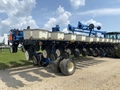 2004 Kinze 3700 Planter