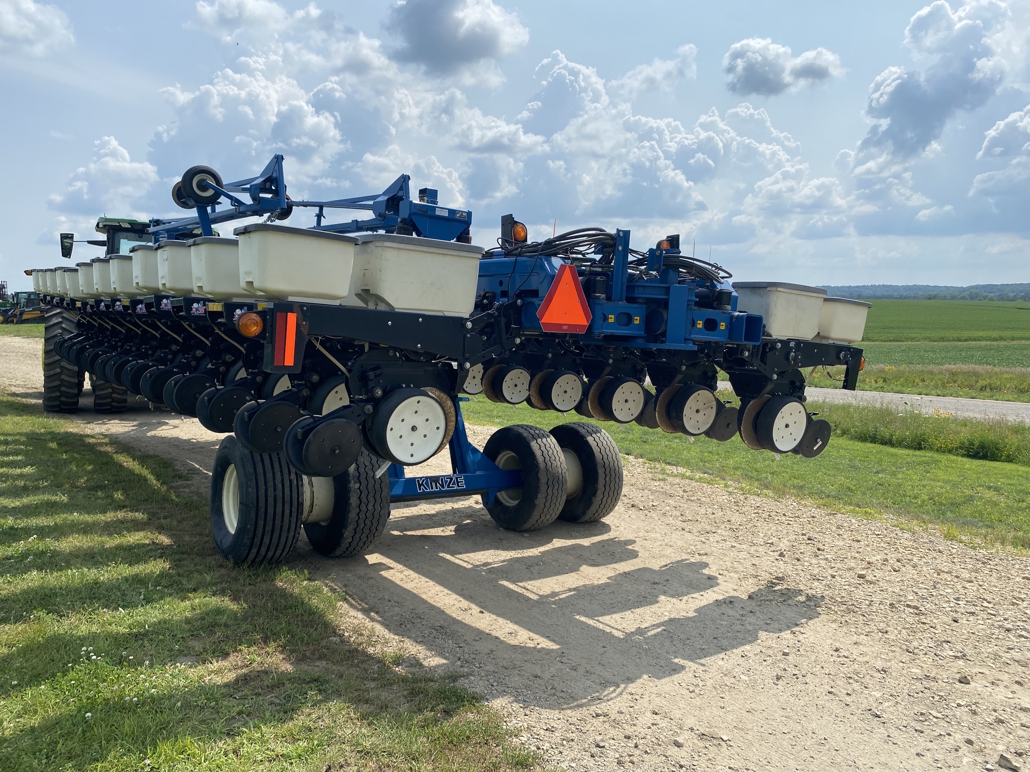 2004 Kinze 3700 Planter