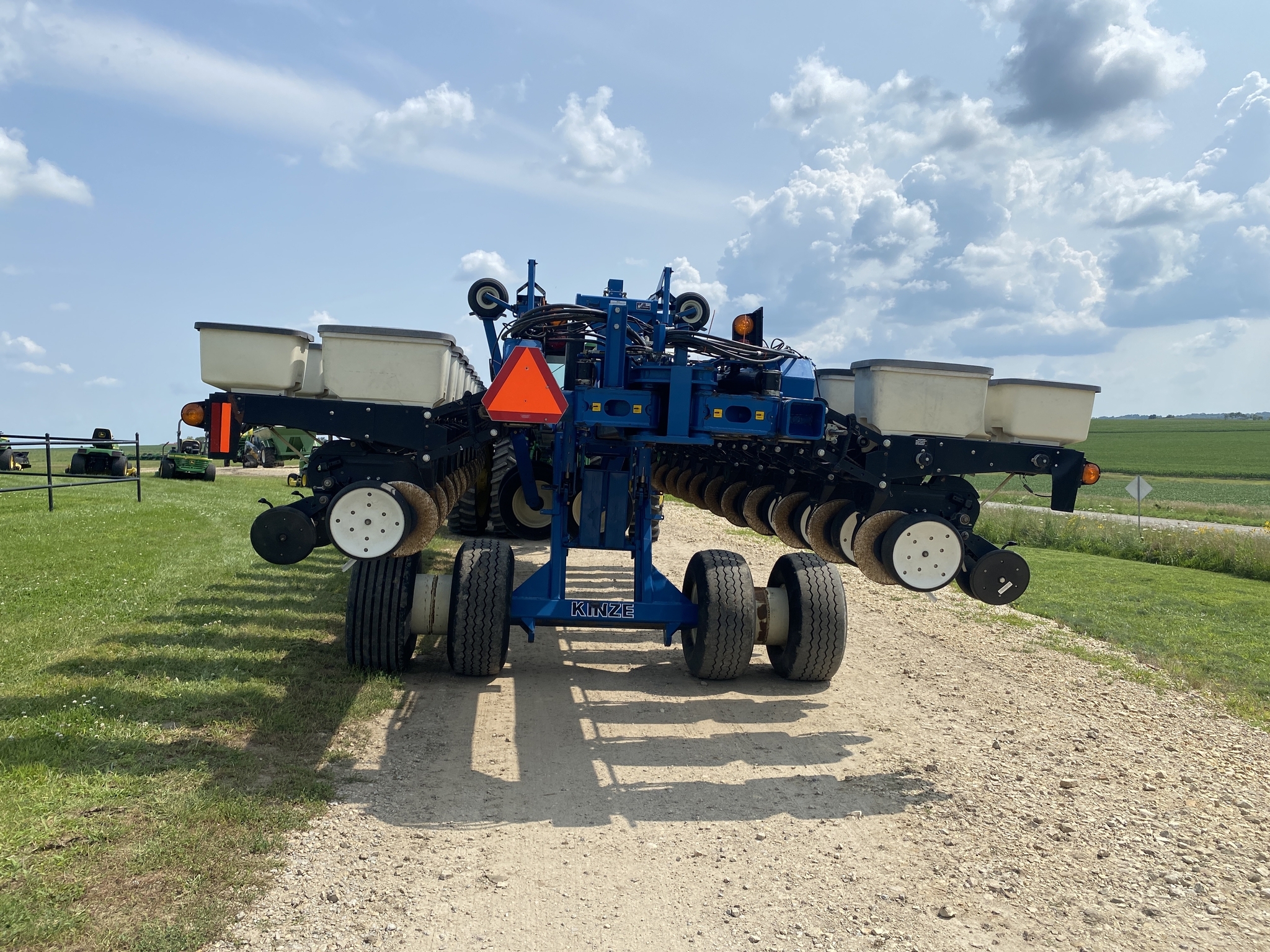 2004 Kinze 3700 Planter