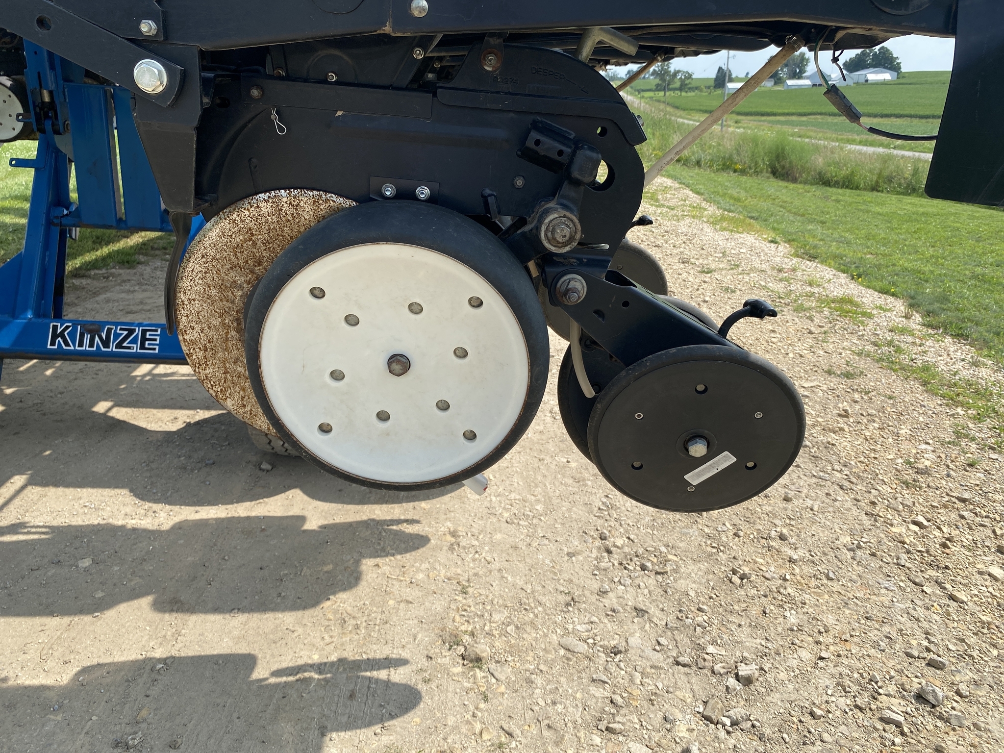 2004 Kinze 3700 Planter