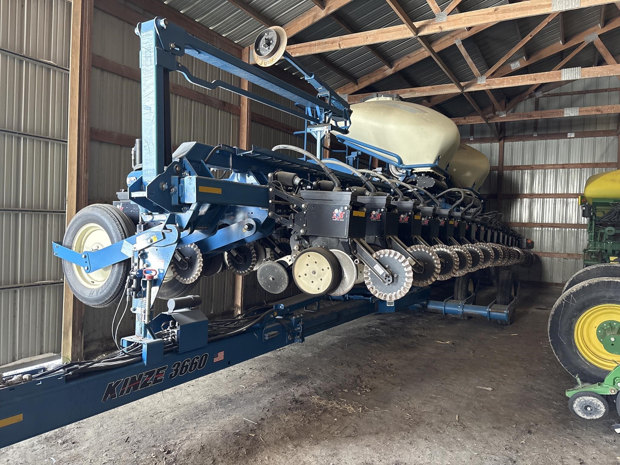 2015 Kinze 3660 Planter
