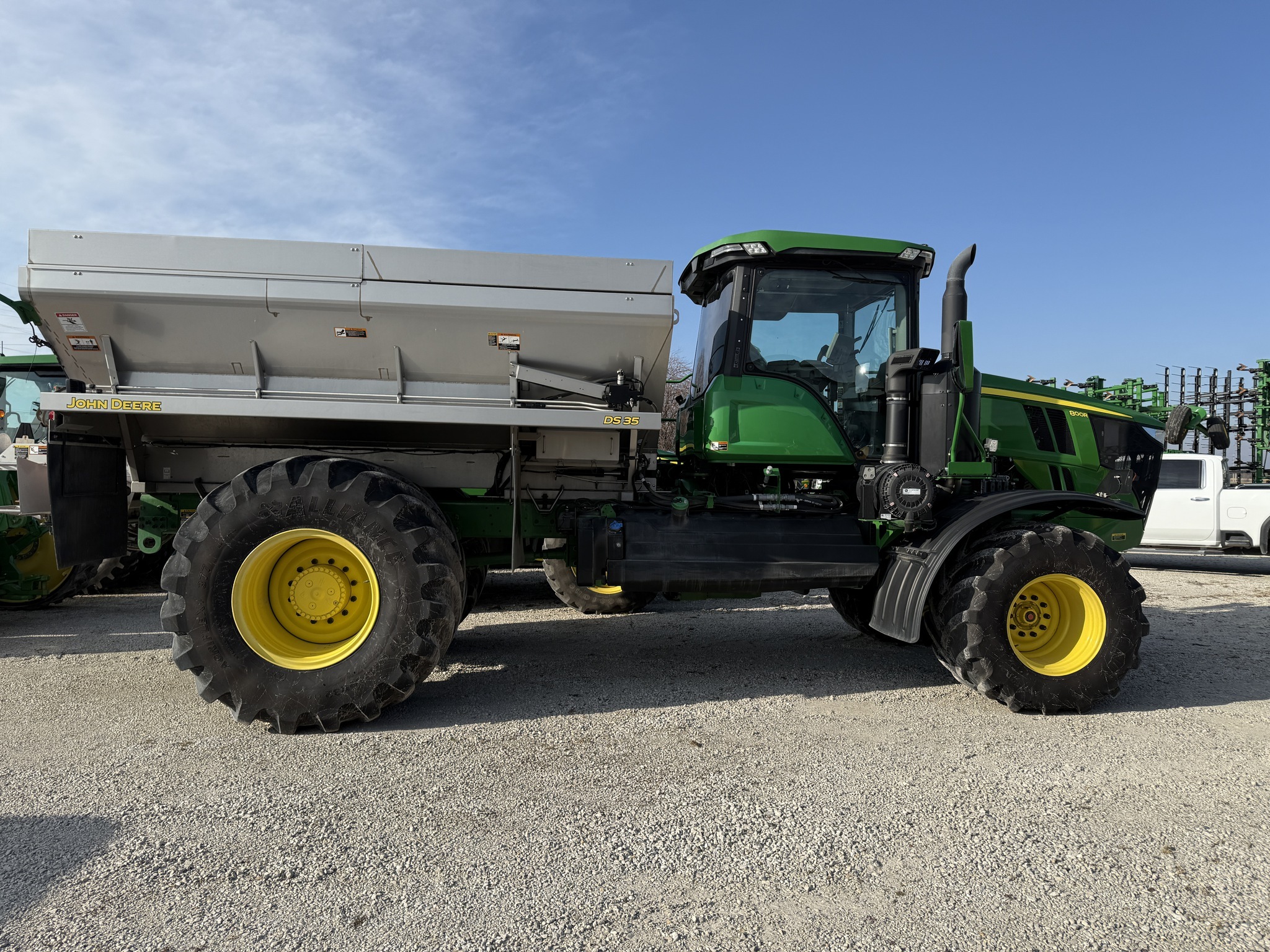2022 John Deere 800R Self-Propelled Fertilizer Spreader