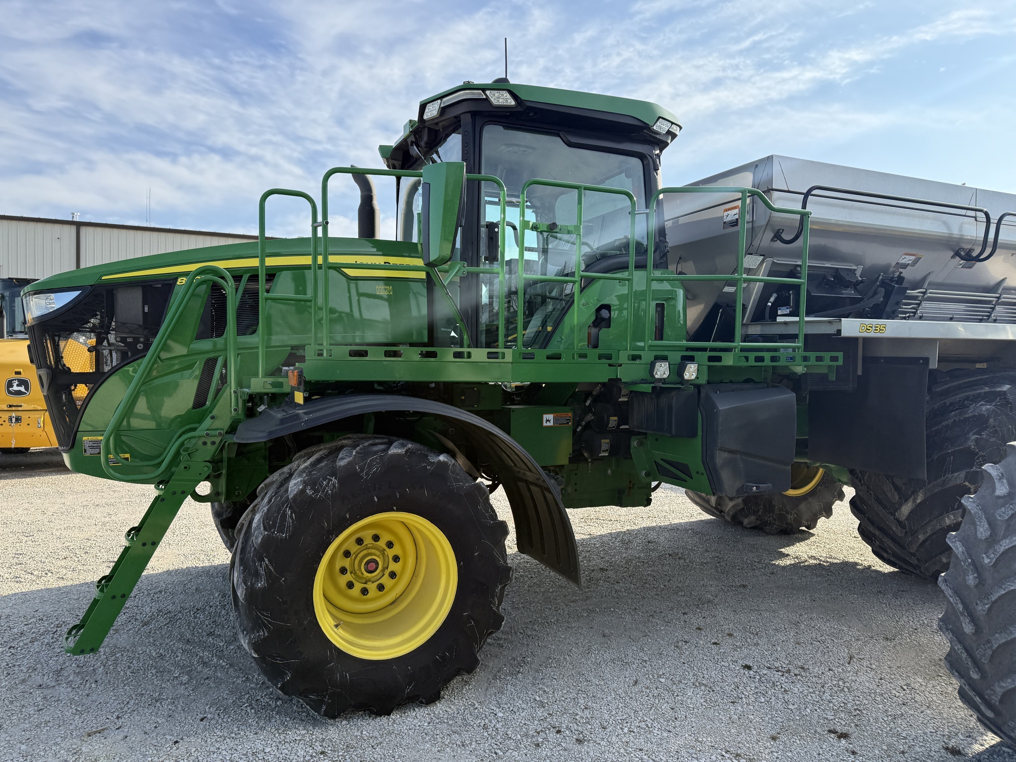 2022 John Deere 800R Self-Propelled Fertilizer Spreader