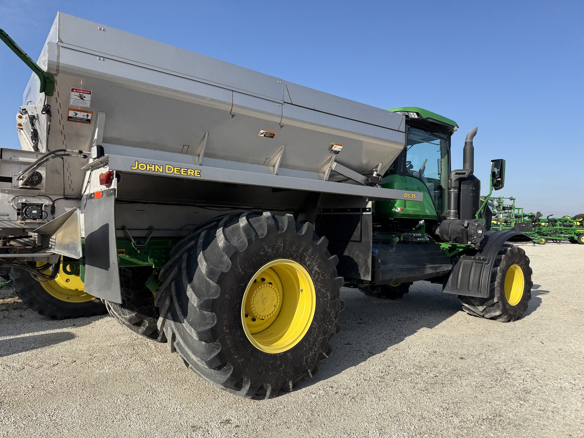 2022 John Deere 800R Self-Propelled Fertilizer Spreader