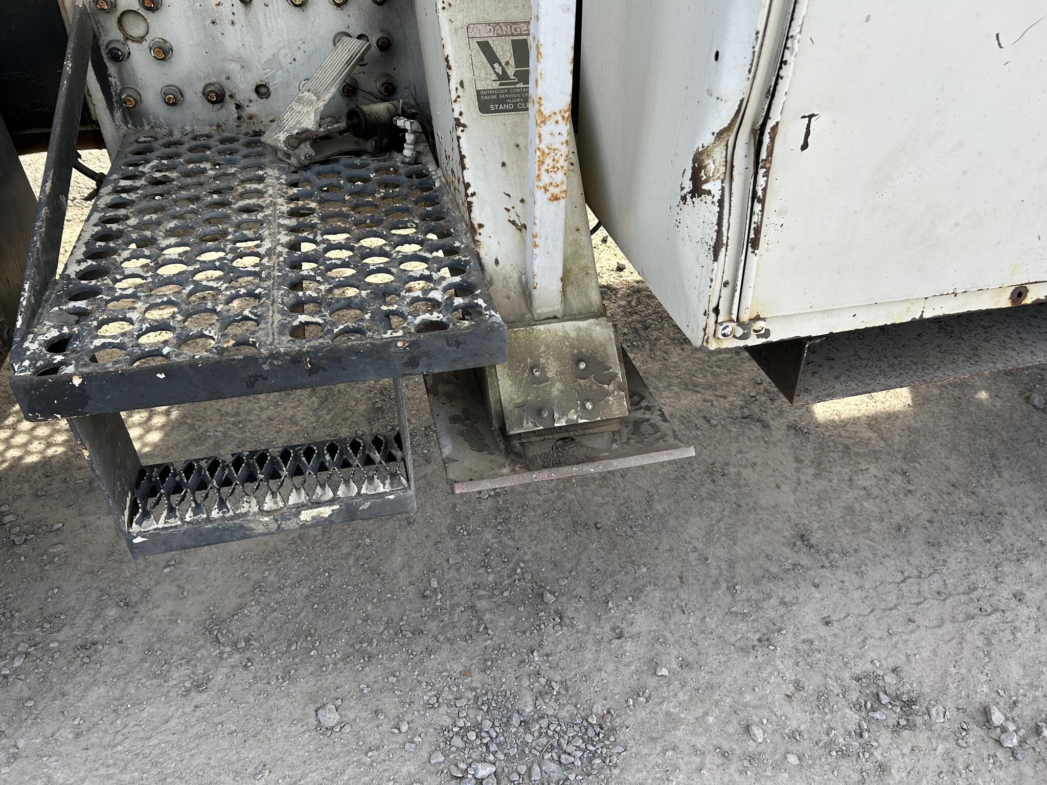 1998 Altec D842ABB Crane