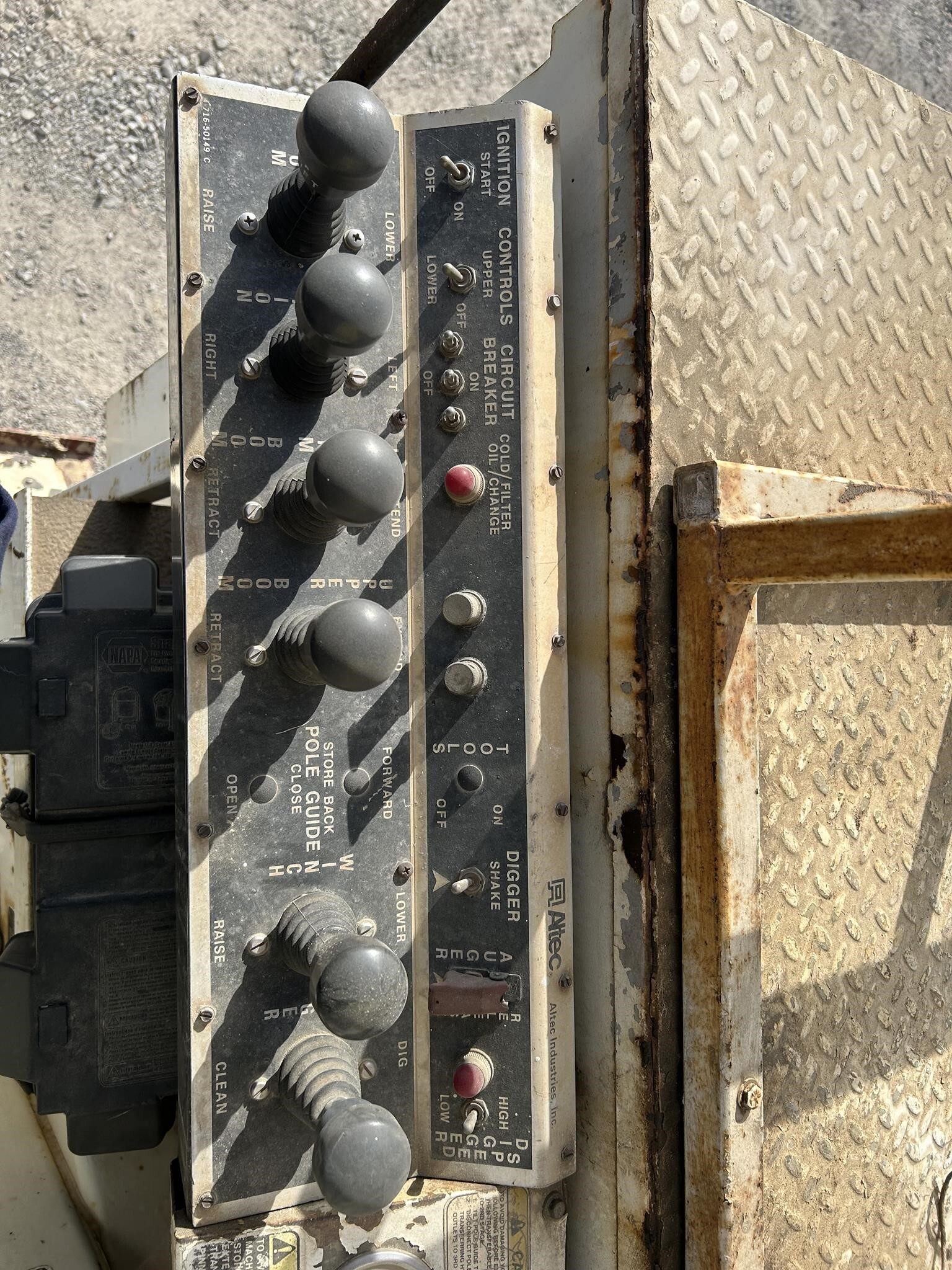 1998 Altec D842ABB Crane