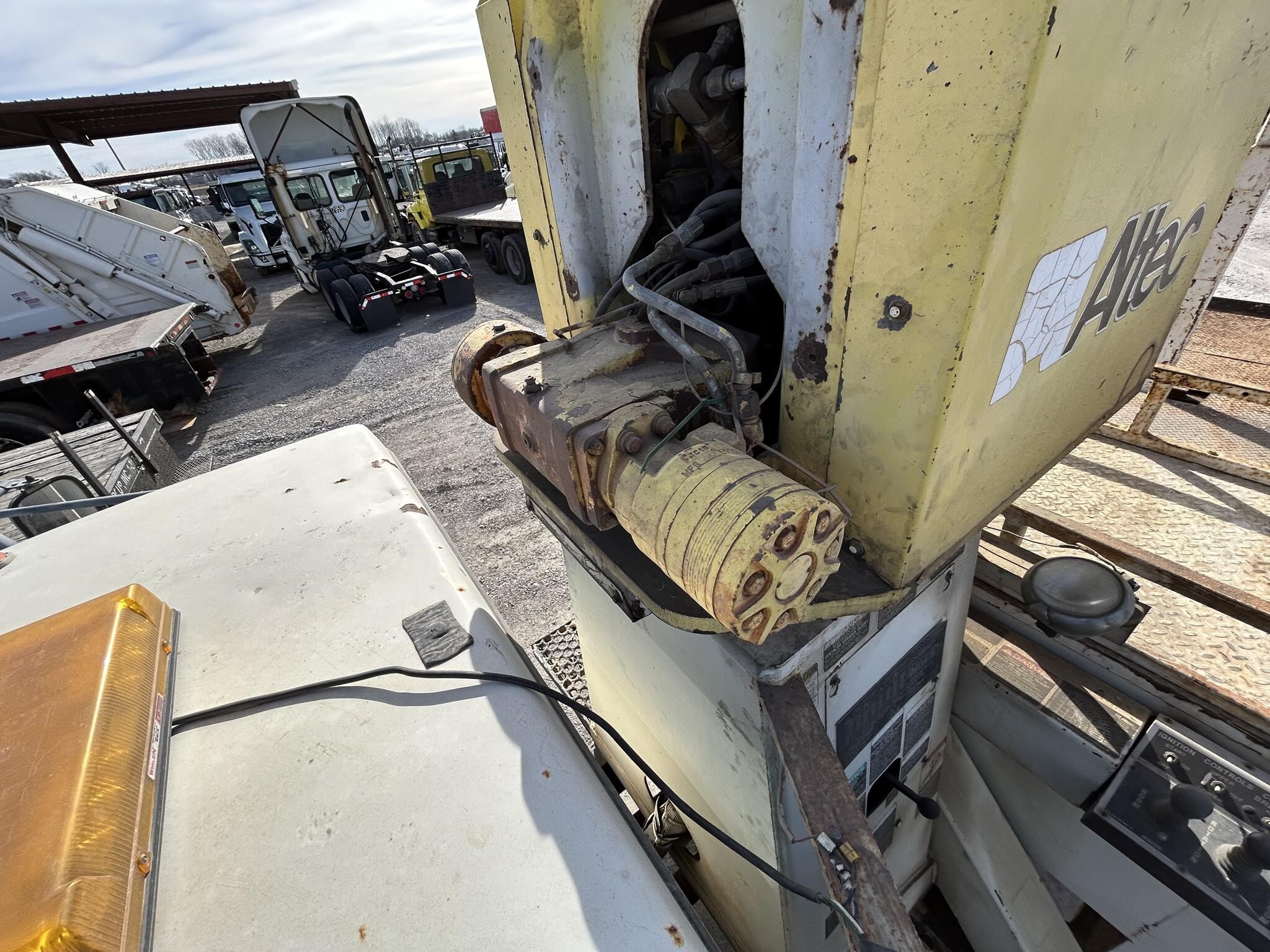 1998 Altec D842ABB Crane