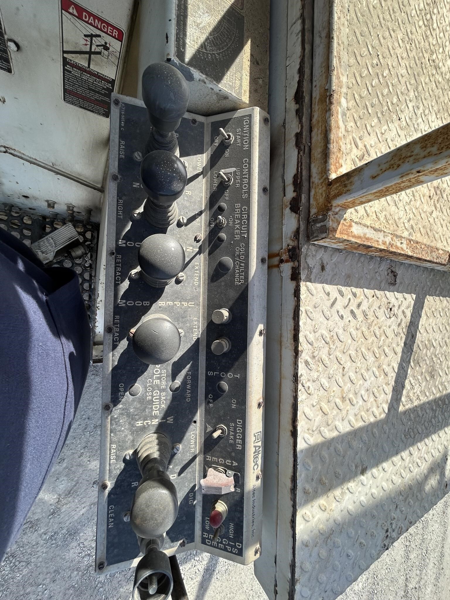 1998 Altec D842ABB Crane