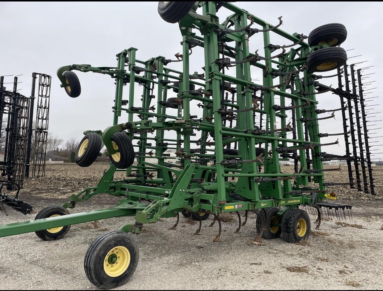 2010 John Deere 2210 Field Cultivator