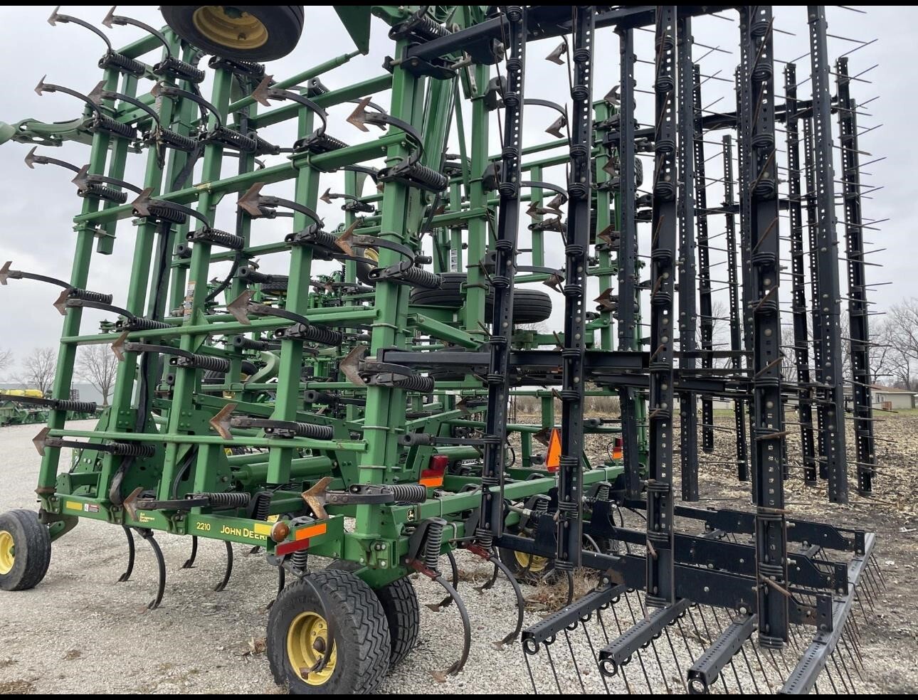 2010 John Deere 2210 Field Cultivator
