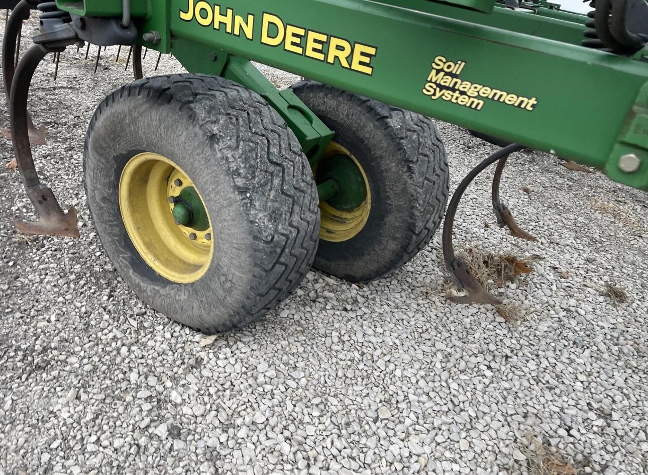 2010 John Deere 2210 Field Cultivator
