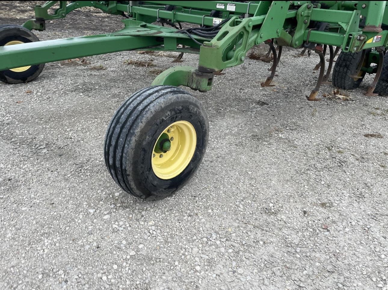 2010 John Deere 2210 Field Cultivator