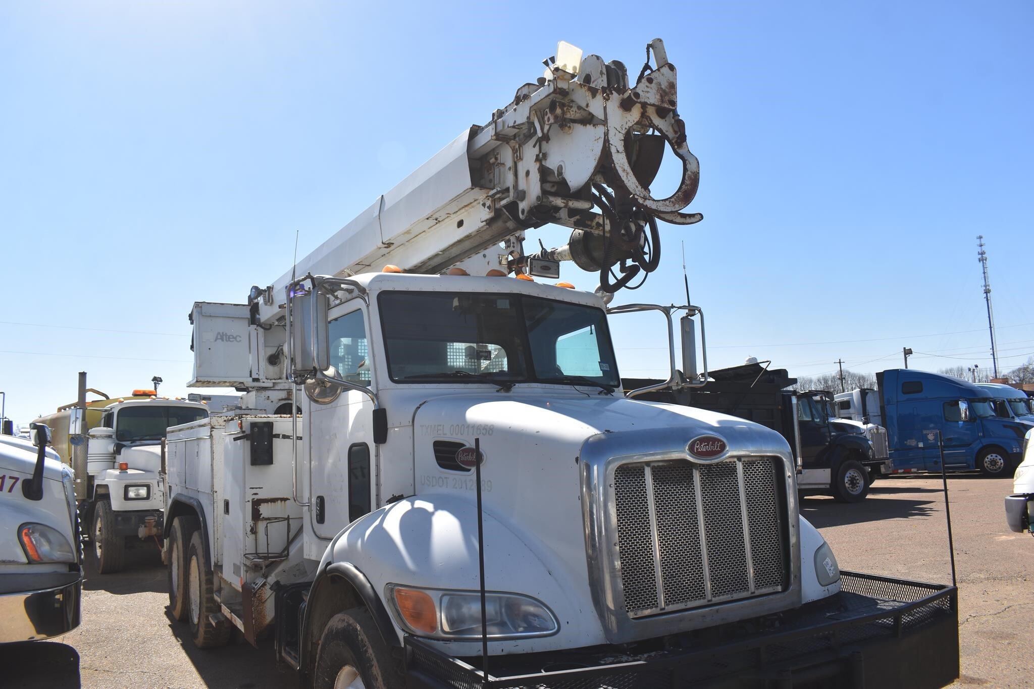 2006 Altec D2050TR Crane