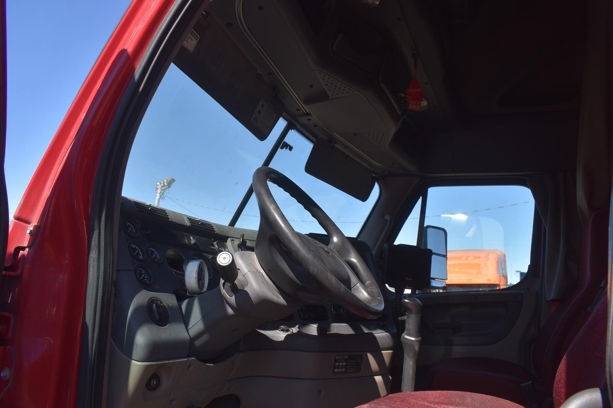 2013 Freightliner Cascadia 125 Semi Trucks/Trailer