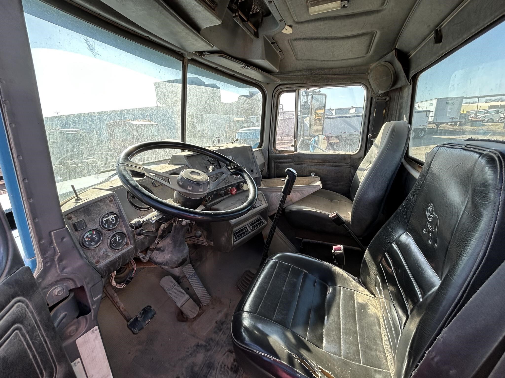 1998 Mack RD688S Semi Trucks/Trailer