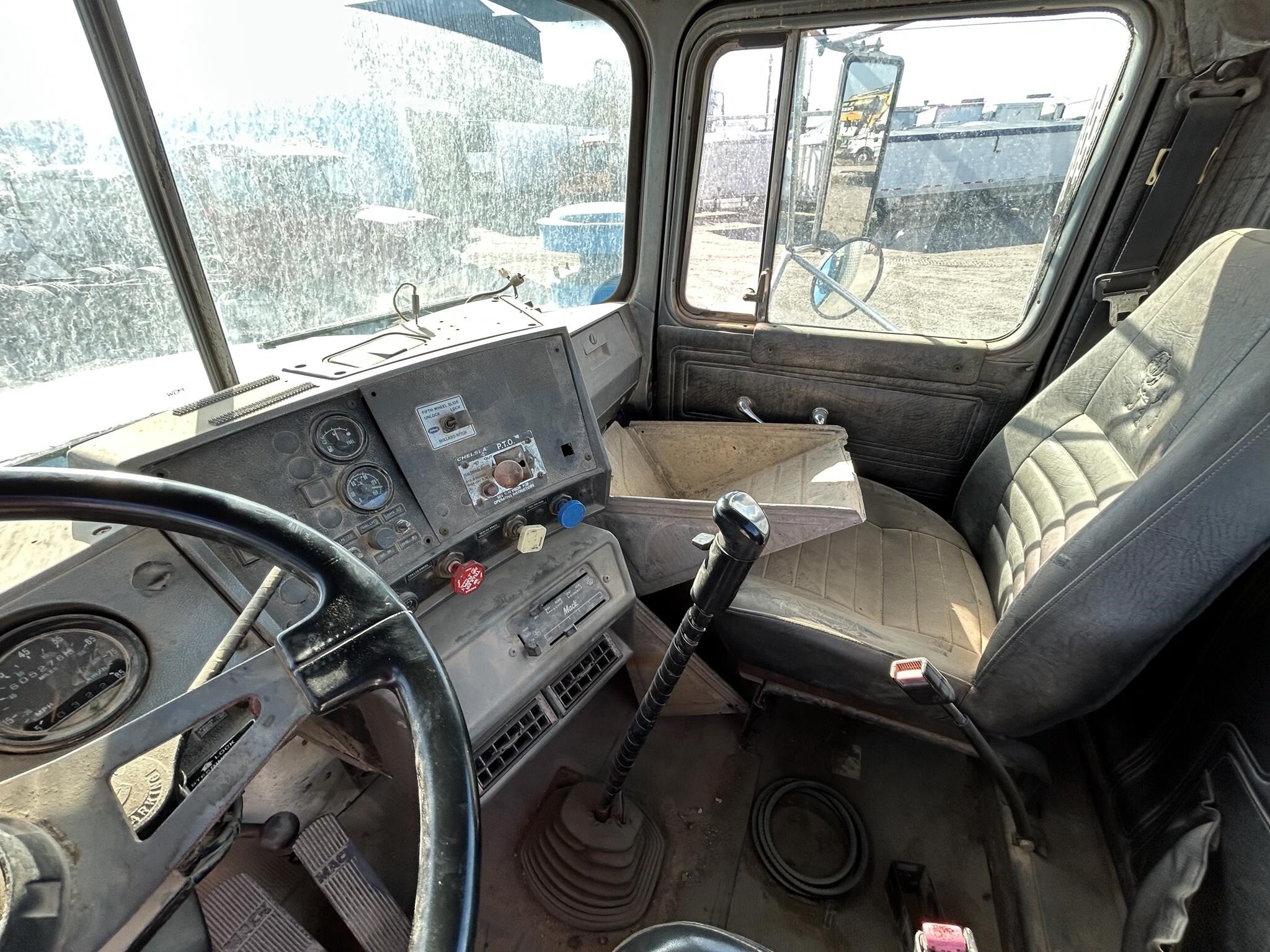 1998 Mack RD688S Semi Trucks/Trailer