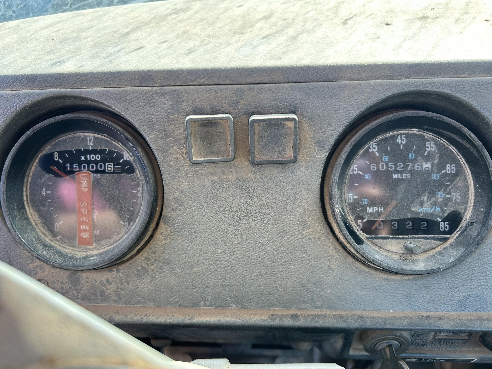 1998 Mack RD688S Semi Trucks/Trailer