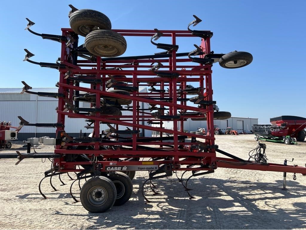 2002 Case IH Tigermate II Field Cultivator