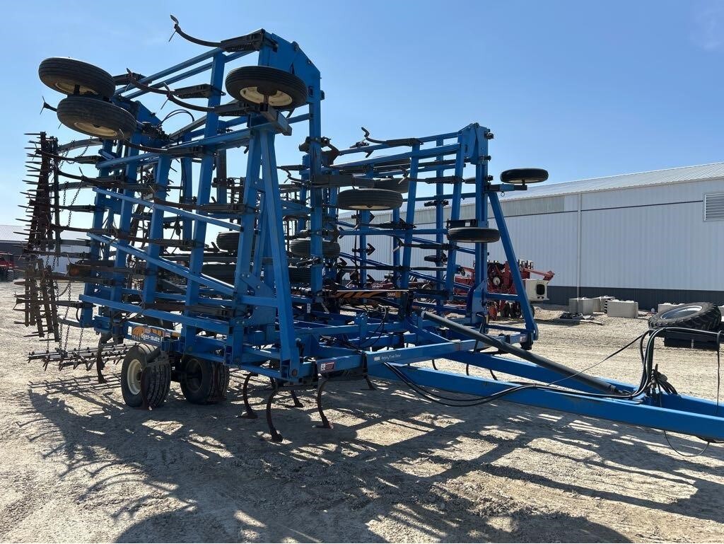2000 DMI Tigermate II Field Cultivator