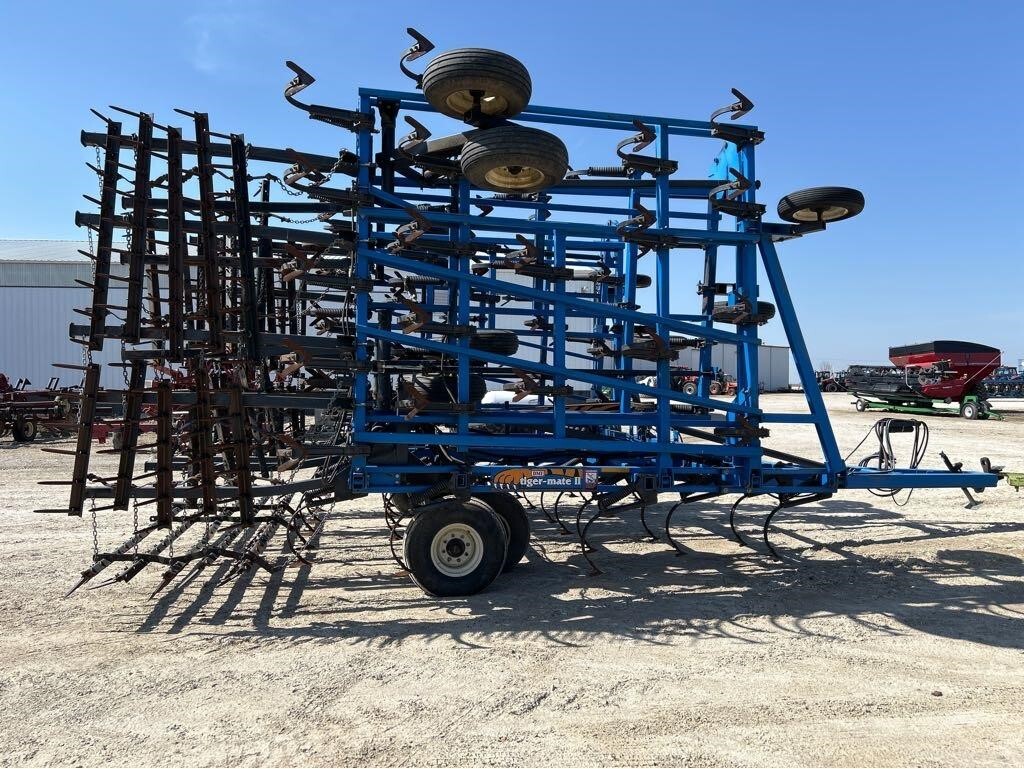 2000 DMI Tigermate II Field Cultivator