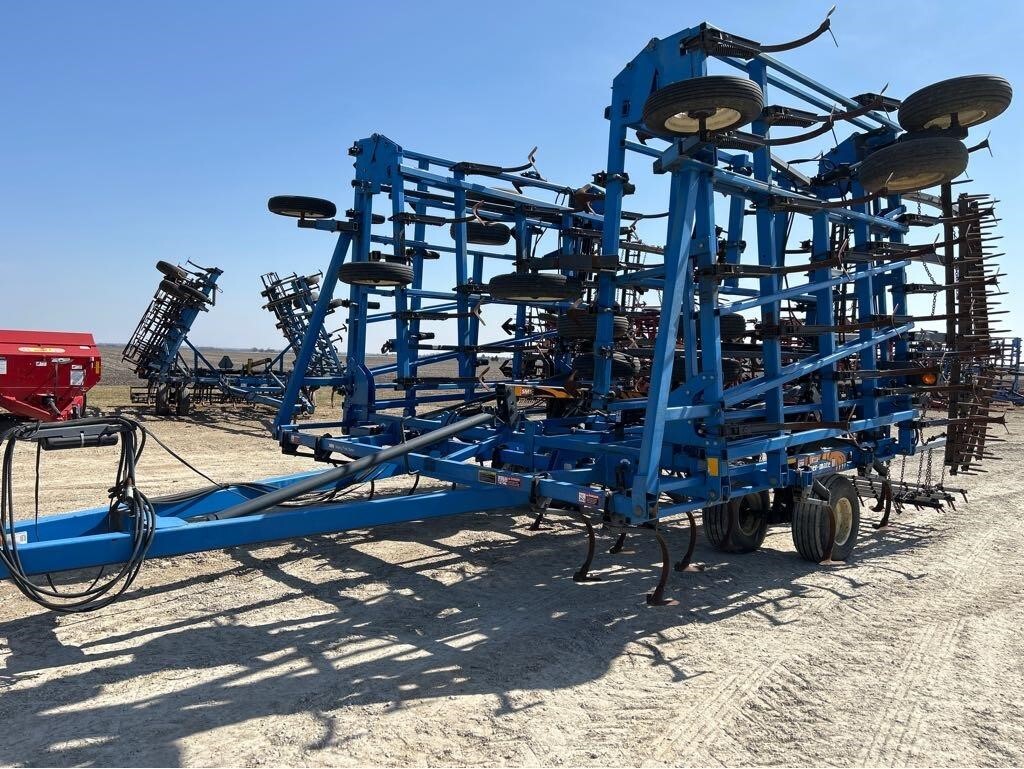 2000 DMI Tigermate II Field Cultivator