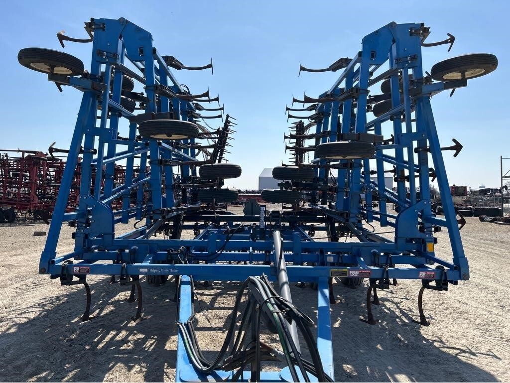 2000 DMI Tigermate II Field Cultivator