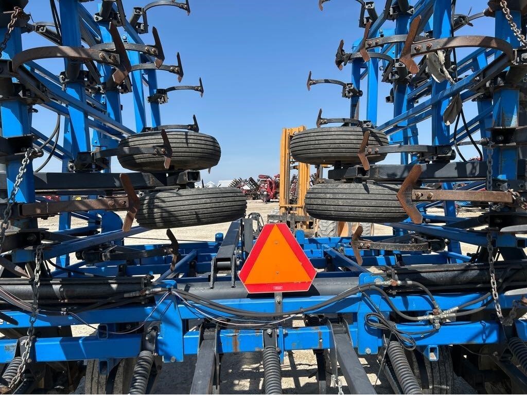 2000 DMI Tigermate II Field Cultivator