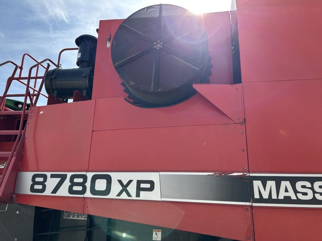2000 Massey Ferguson 8780XP Combine