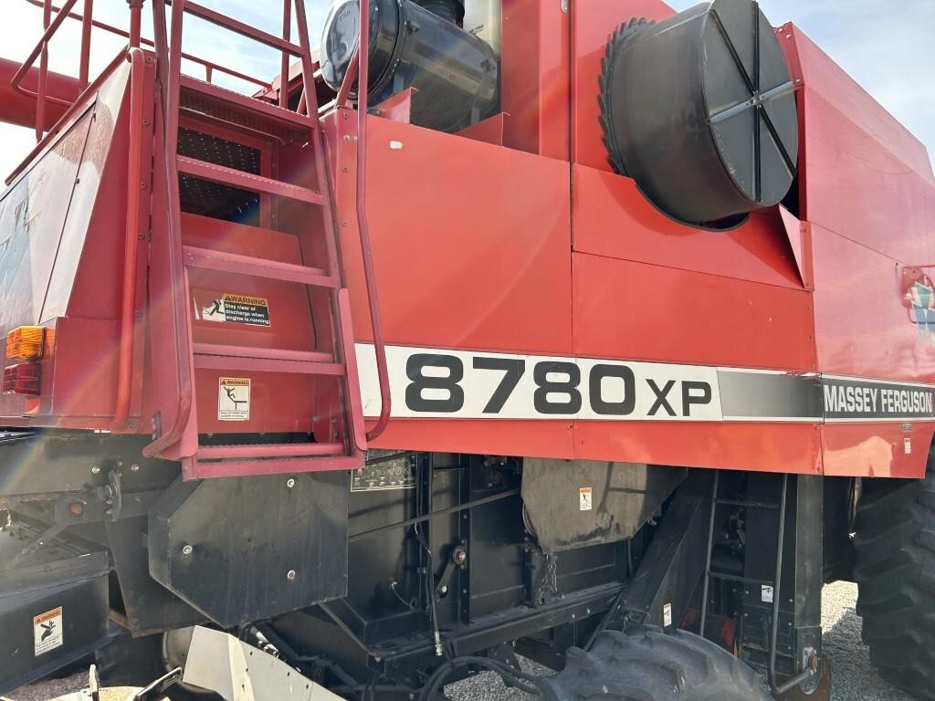 2000 Massey Ferguson 8780XP Combine