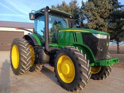 2011 John Deere 7215R Tractor